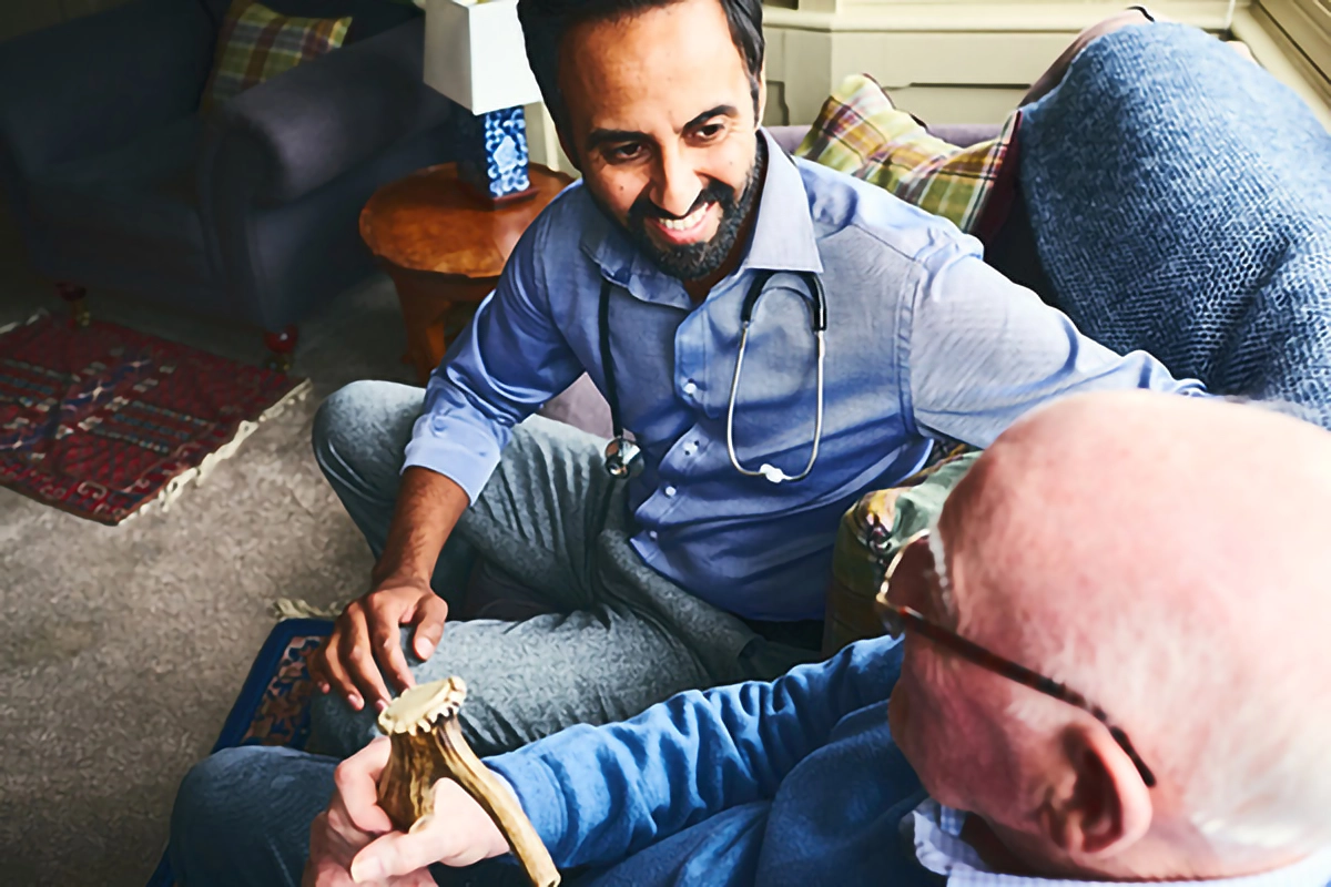 Image of a clinical staff member visiting a patient at home